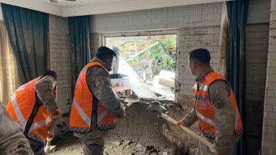 İstanbul’da meydana gelen sel felaketinin ardından temizlik çalışmaları kesintisiz bir