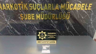 Sakarya’da gerçekleştirilen “Sokaklar Güvende” operasyonu kapsamında, İstanbul’dan uyuşturucu getirdiği tespit