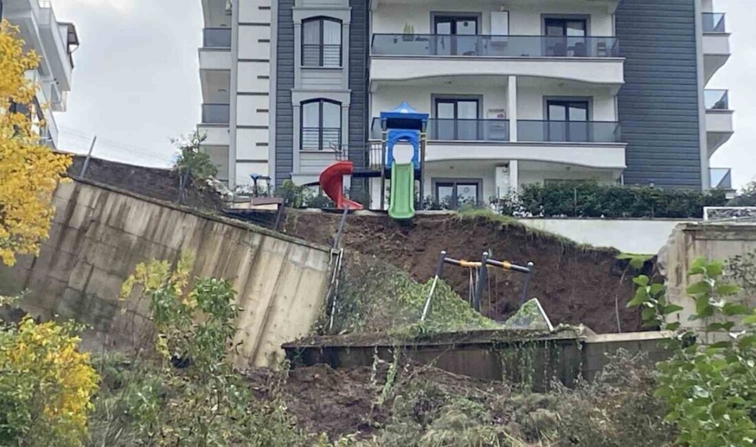 Kocaeli’de bir sitenin istinat duvarı çöktü, kayan toprak çocuk parkının
