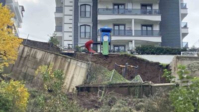 Kocaeli’de bir sitenin istinat duvarı çöktü, kayan toprak çocuk parkının