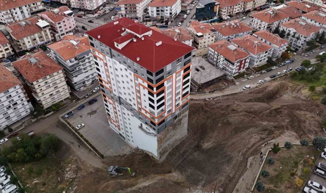 Ankara’nın Mamak ilçesinde yer alan bir apartmanın toprak kayması nedeniyle