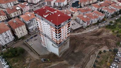 Ankara’nın Mamak ilçesinde yer alan bir apartmanın toprak kayması nedeniyle