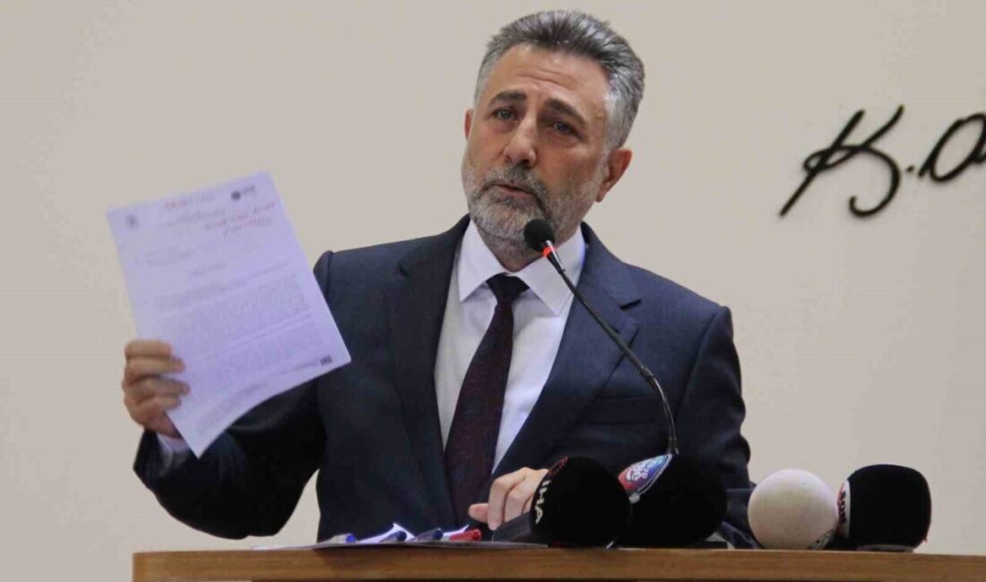 İzmir’de, eski Bayraklı Belediye Başkanı Serdar Sandal dahil olmak üzere