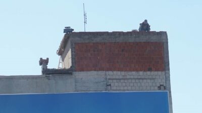 İzmir’de, Eşrefpaşa Caddesi’nde bulunan 10 katlı bir binanın çatısında gerçekleştirilen
