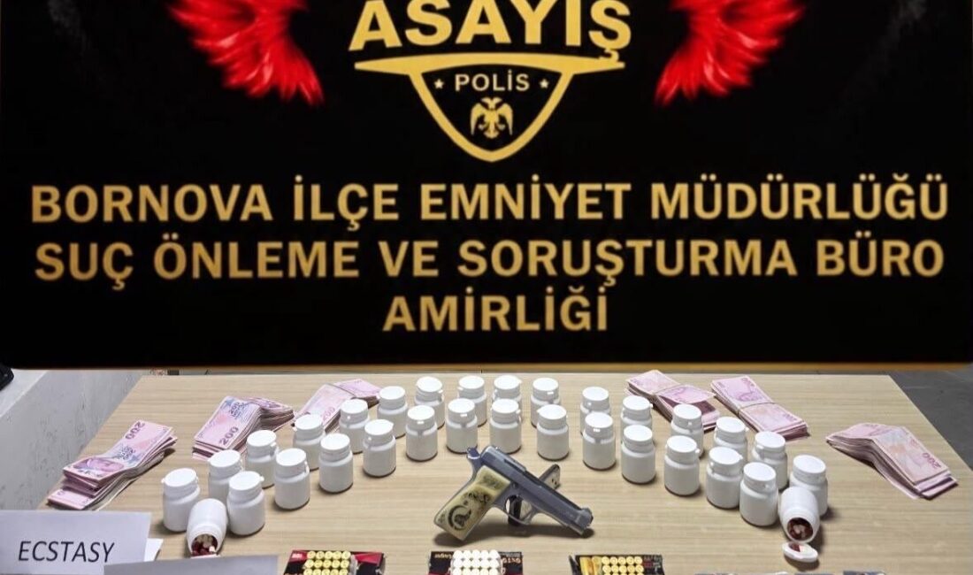 Bornova ilçesinde gerçekleştirilen uyuşturucu operasyonunda polis ekipleri tarafından bir ev