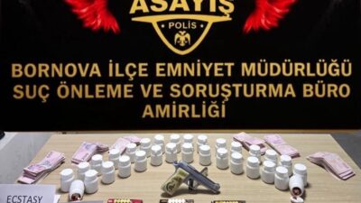 Bornova ilçesinde gerçekleştirilen uyuşturucu operasyonunda polis ekipleri tarafından bir ev