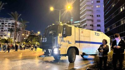 İzmir Büyükşehir Belediye Başkanı Cemil Tugay’a karşı bir protesto düzenlemek