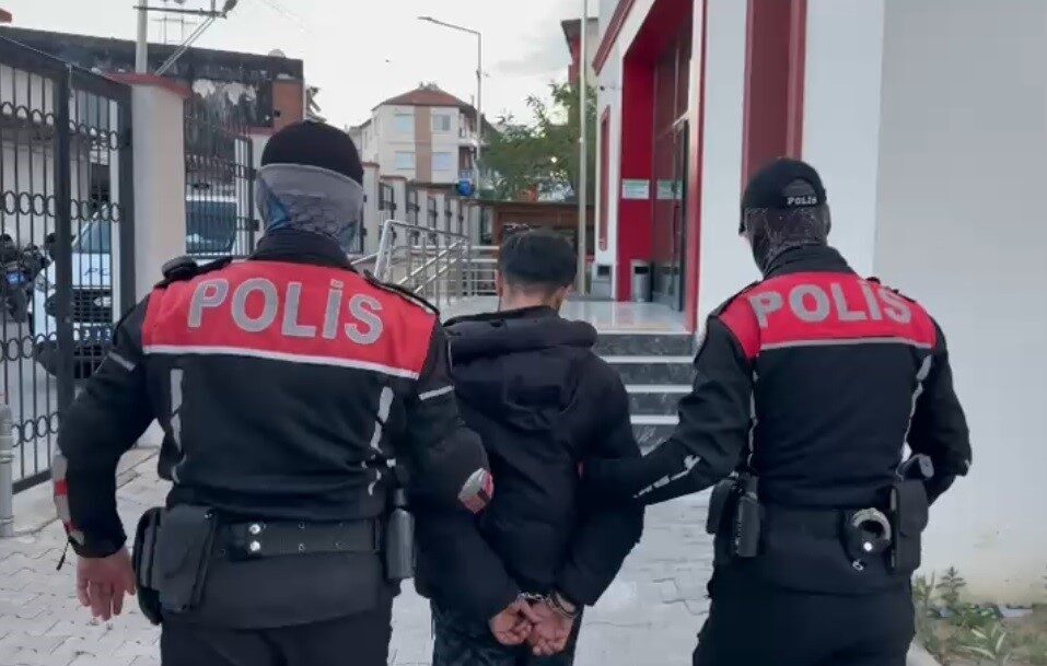 Dün İzmir’de polis ekipleri tarafından yürütülen operasyonlarda, çeşitli suçlardan aranan
