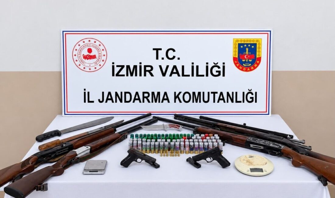 İzmir’in Ödemiş ilçesinde jandarma ekiplerinin düzenlediği uyuşturucu ve ruhsatsız silah