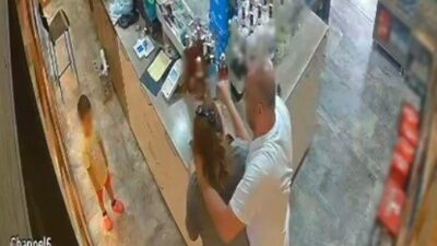Çiğli ilçesinde bulunan bir tekel bayiinde, boşanma aşamasındaki eşini çocuğunun
