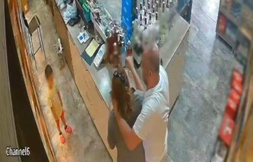 Çiğli ilçesinde bulunan bir tekel bayiinde, boşanma aşamasındaki eşini çocuğunun