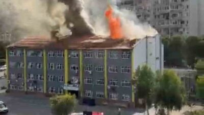 İzmir’in Karabağlar ilçesinde bulunan bir ortaokulun çatısında çıkan yangına itfaiye