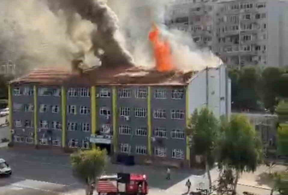 İzmir’in Karabağlar ilçesinde bulunan bir ortaokulun çatısında çıkan yangına itfaiye