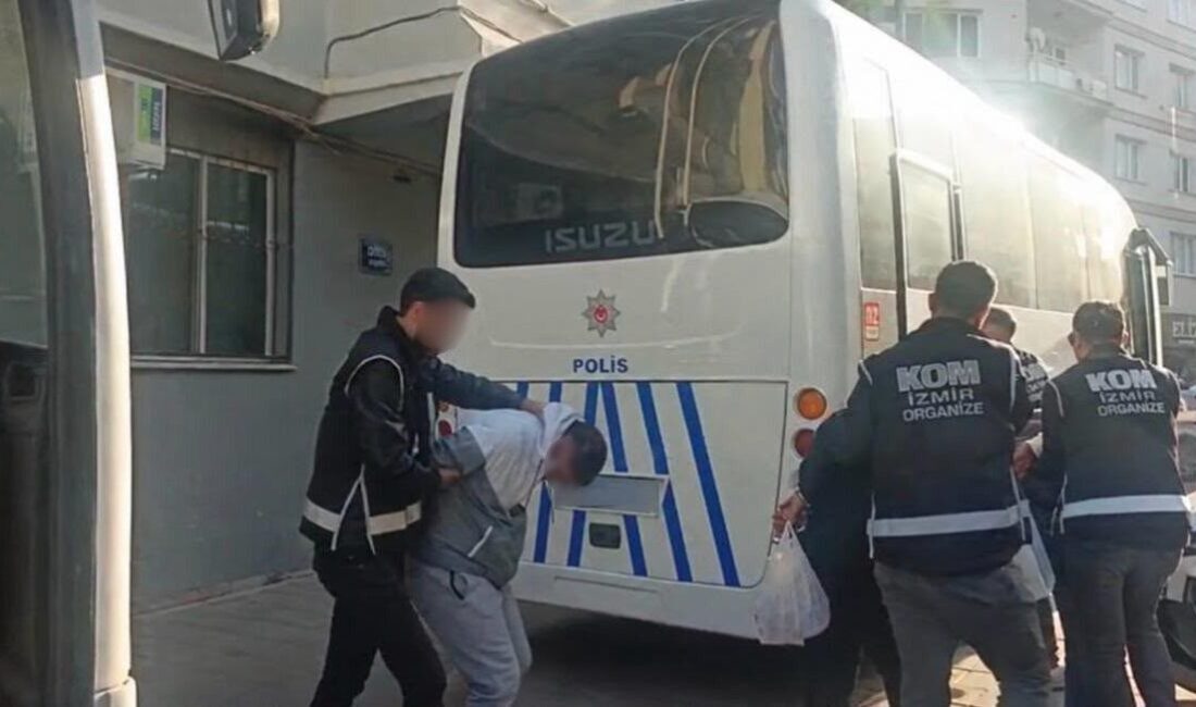 İzmir’in Konak ilçesinde, bir iş yerini ve park halindeki aracı