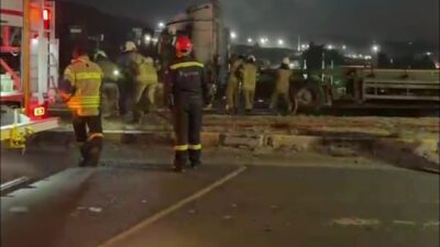 İzmir’in Aliağa ilçesinde seyir halindeki bir tırın kupa kısmı alev
