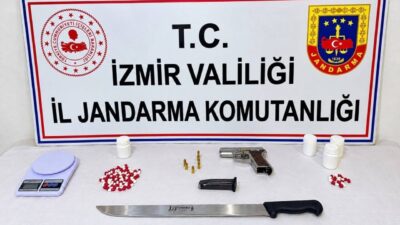 İzmir’in Torbalı ilçesinde düzenlenen uyuşturucu operasyonunda 77 uyuşturucu nitelikli hap