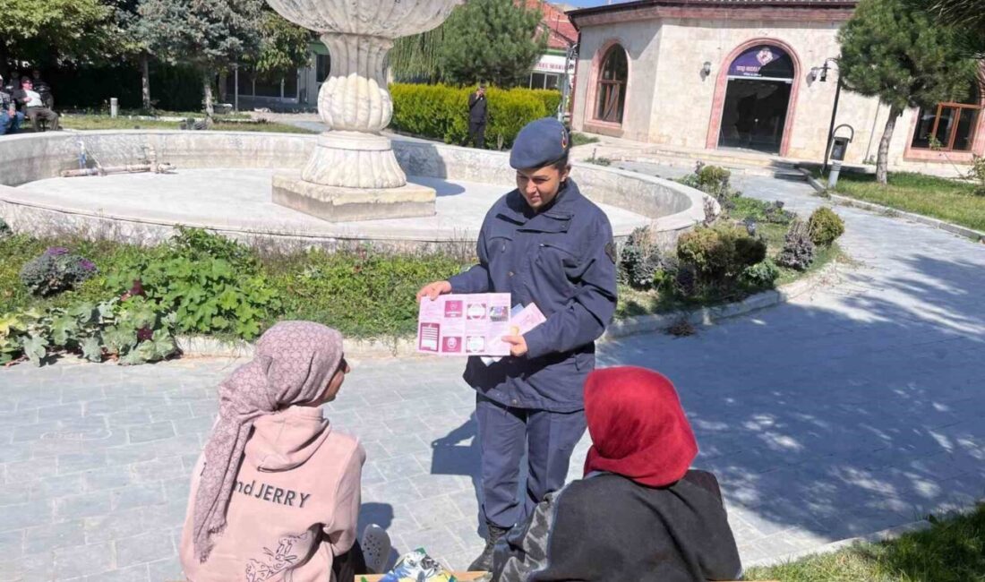 Afyonkarahisar’ın İscehisar ilçesinde jandarma ekipleri, vatandaşlara Kadına El Kalkamaz ve