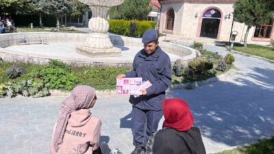 Afyonkarahisar’ın İscehisar ilçesinde jandarma ekipleri, vatandaşlara Kadına El Kalkamaz ve