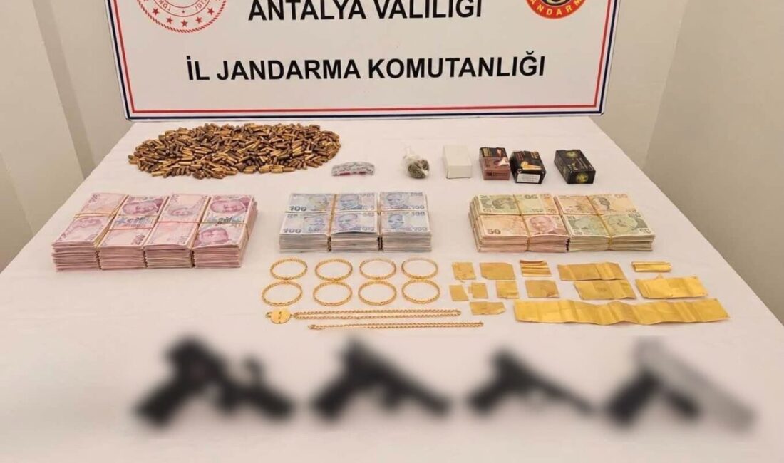 Antalya’da, Kepez ilçesinde gerçekleştirilen bir operasyonda, 4 adet tabanca ile