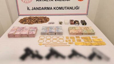 Antalya’da, Kepez ilçesinde gerçekleştirilen bir operasyonda, 4 adet tabanca ile