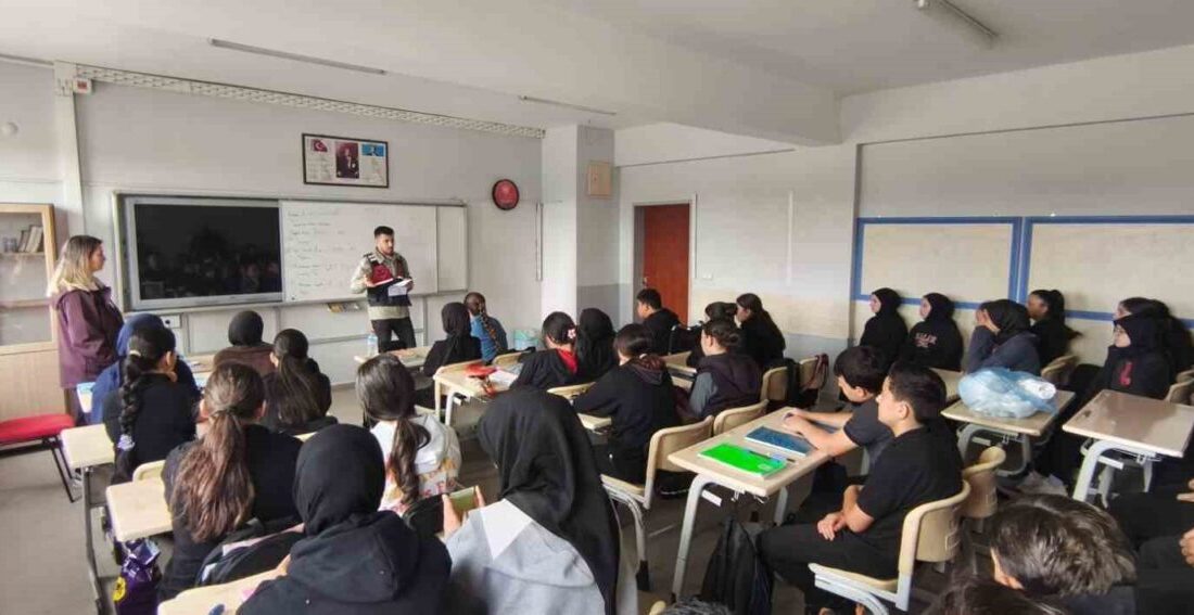 Afyonkarahisar İl Jandarma Komutanlığı, 6 ilçedeki okullarda toplam 715 öğrenci