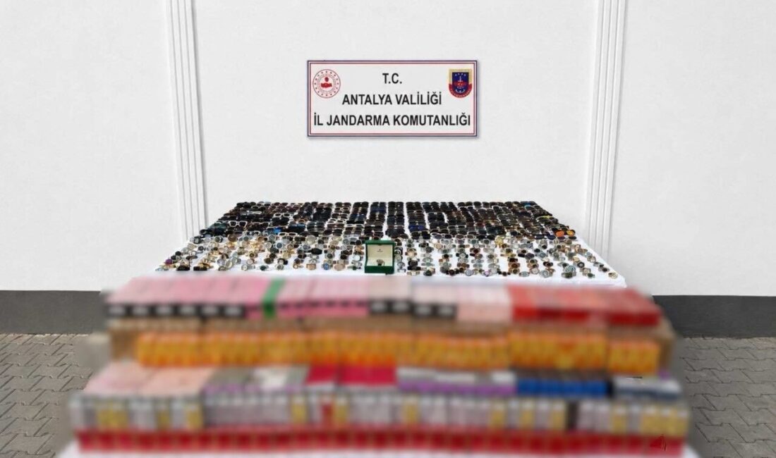 Manavgat ilçesindeki jandarma operasyonunda büyük miktarda kaçak güneş gözlüğü, parfüm