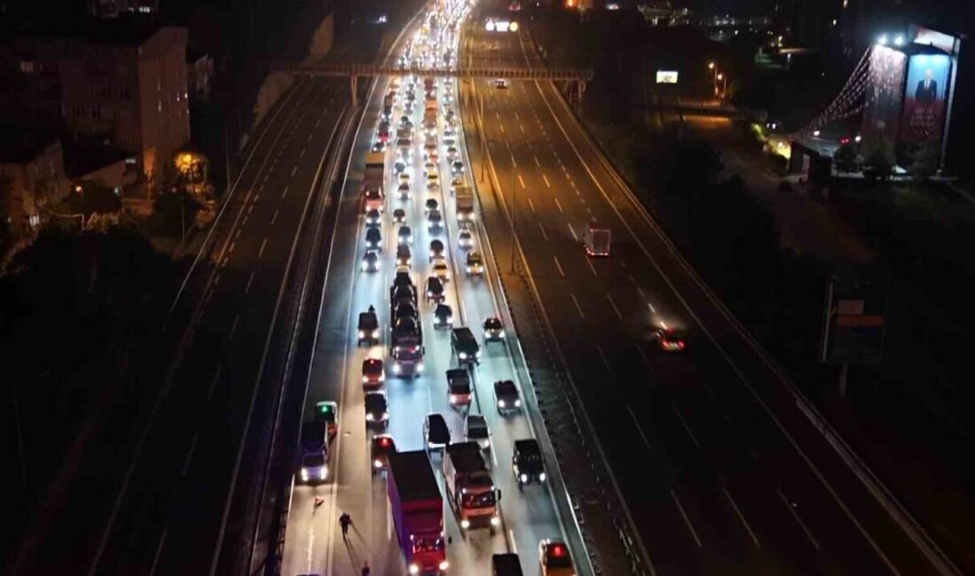 TEM Otoyolu Kağıthane mevkiinde aynı yönde seyreden bir taksiye arkadan