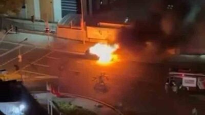 Kağıthane’de bir aracın motor bölümünde başlayan yangın, aracın tamamen yanmasına
