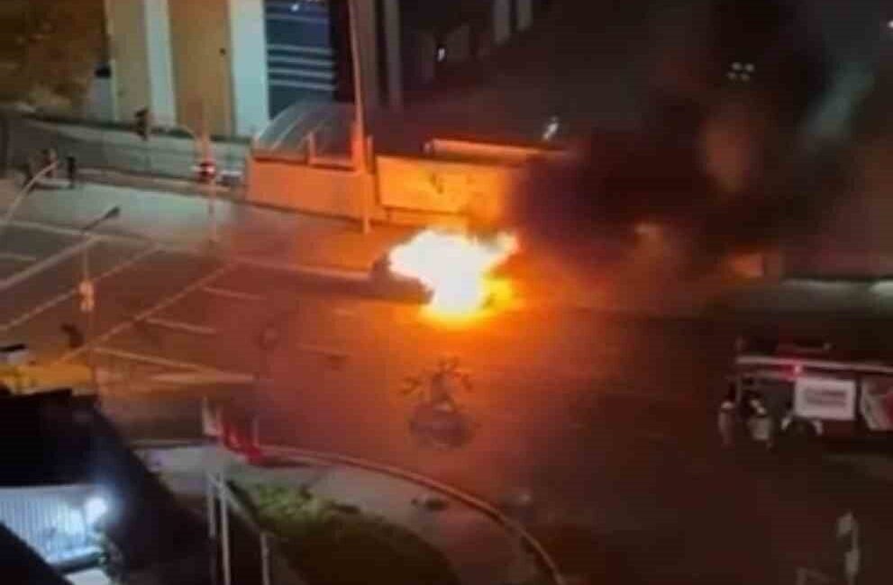 Kağıthane’de bir aracın motor bölümünde başlayan yangın, aracın tamamen yanmasına