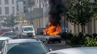 Kahramanmaraş’ın Onikişubat ilçesinde binaların önünde duran otomobilin motor kısmında çıkan