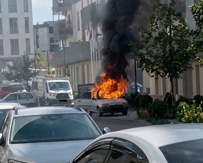 Kahramanmaraş’ın Onikişubat ilçesinde binaların önünde duran otomobilin motor kısmında çıkan