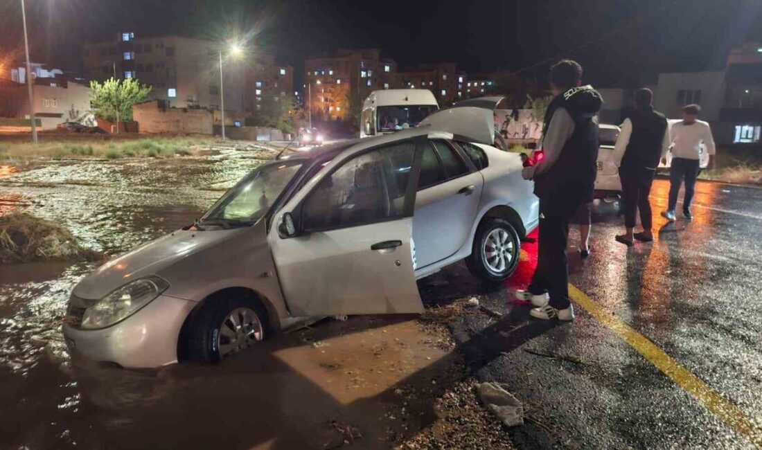 Kahta ilçesinde etkili olan ani sağanak yağış, cadde ve sokakları
