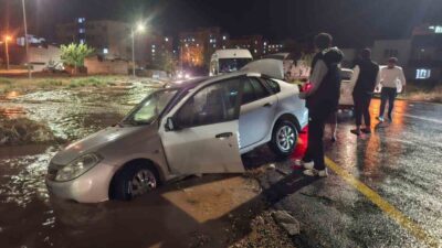 Kahta ilçesinde etkili olan ani sağanak yağış, cadde ve sokakları