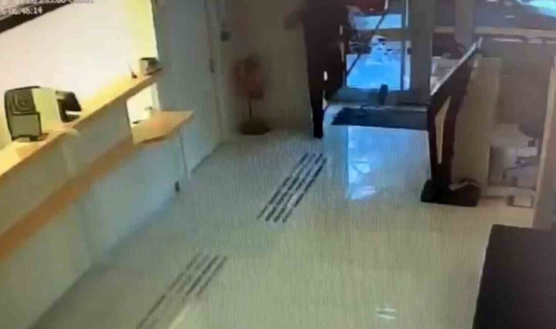 Hatay’ın İskenderun ilçesinde telefoncu dükkanından laptop ve cep telefonu çalan