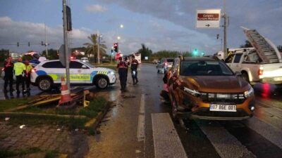 Manavgat ilçesinde, kırmızı ışık ihlali yapan bir kamyonun sebep olduğu