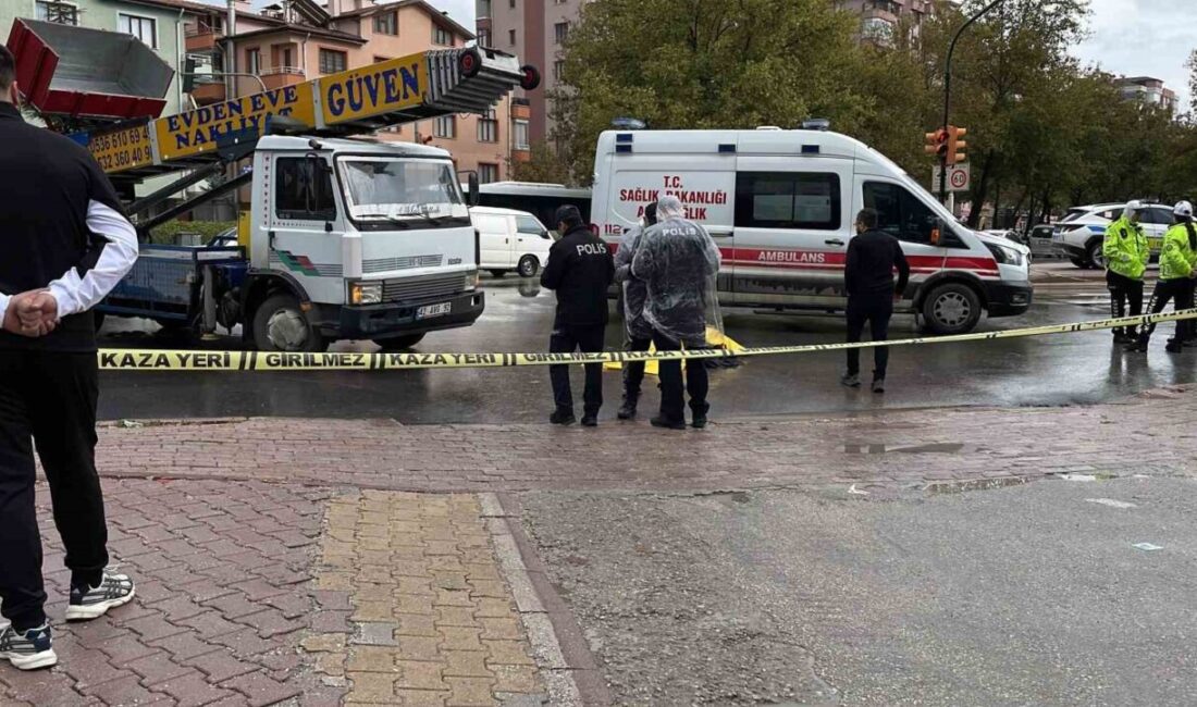 Konya’da yolun karşısına geçmeye çalışan yaşlı kadına taşıma asansörü kamyonu