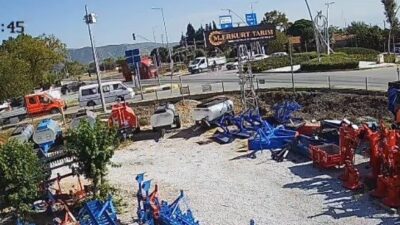 İzmir’in Bayındır ilçesinde dikkatsiz şekilde yolun karşısına geçmek isteyen kadına