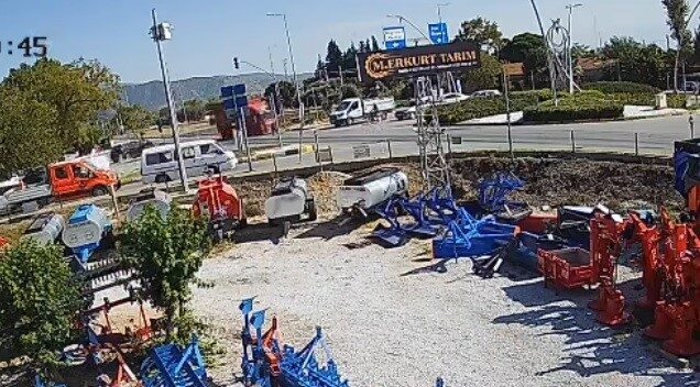 İzmir’in Bayındır ilçesinde dikkatsiz şekilde yolun karşısına geçmek isteyen kadına