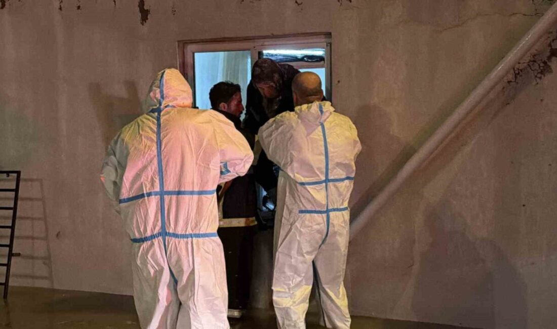 Adıyaman’da etkili olan şiddetli sağanak yağış nedeniyle su basan evde
