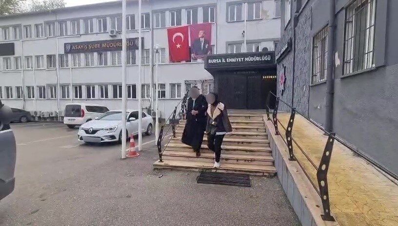 Bursa’nın Osmangazi ilçesinde bir evin kapısını kart-film yöntemiyle açarak yaklaşık