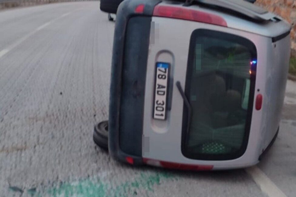 Karabük’ün Eskipazar ilçesinde iki otomobilin karıştığı trafik kazasında araçlardan biri