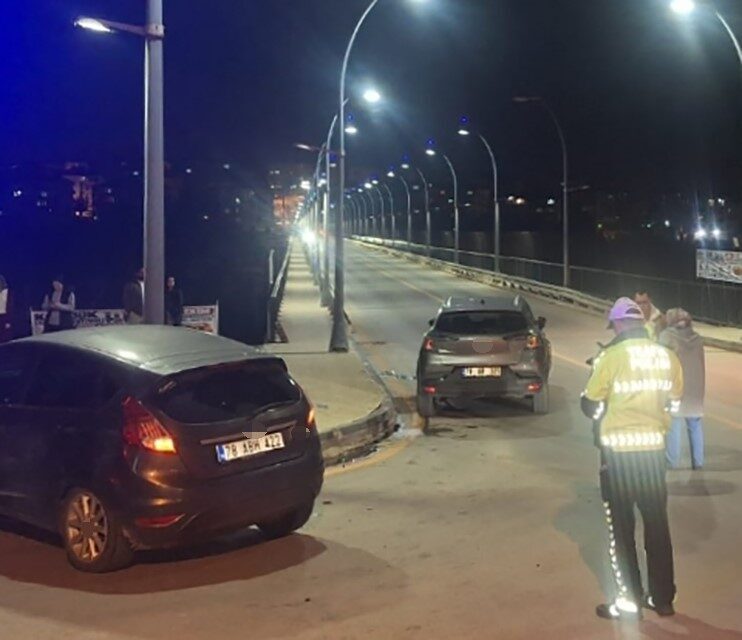 Karabük’te iki otomobilin kavşakta çarpışması sonucu meydana gelen trafik kazasında