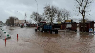 Bursa’nın Karacabey ilçesinde etkili olan sağanak yağış hayatı olumsuz etkiledi.