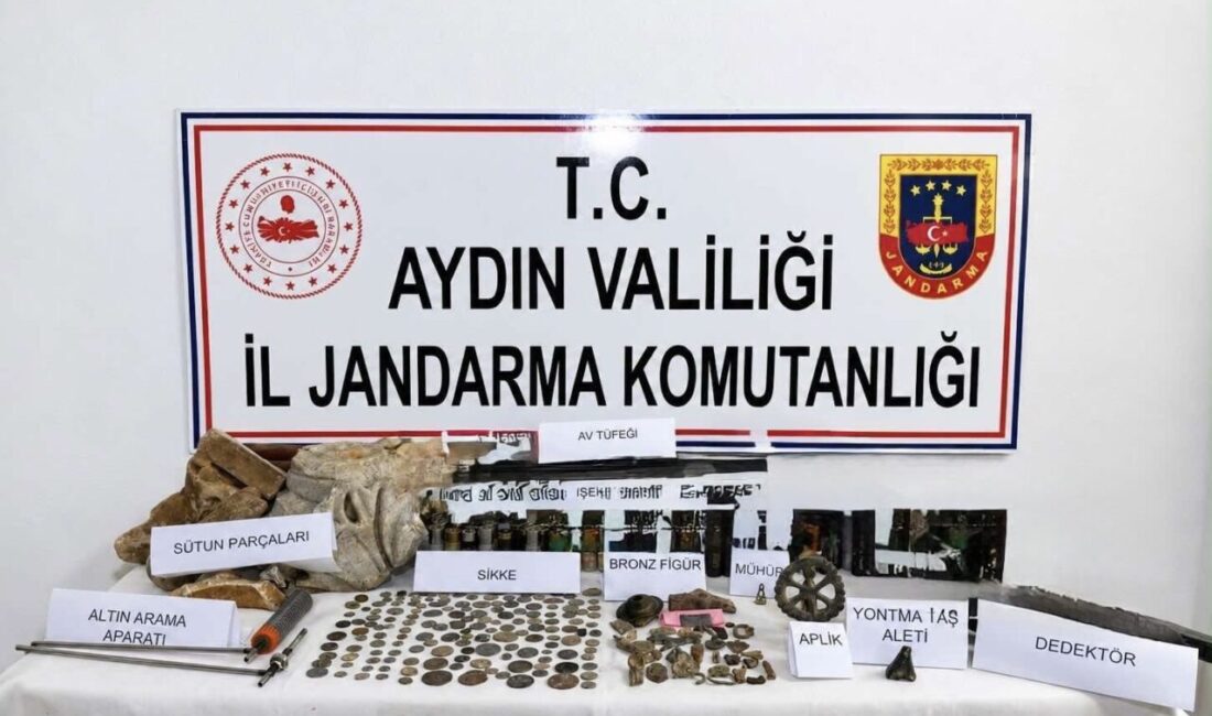 Aydın’ın Karacasu ilçesinde jandarma ekiplerince iki şüphelinin evine düzenlenen operasyonda,