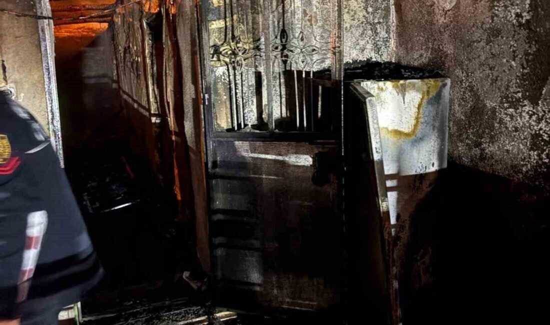 Karacasu ilçesinde bir evde meydana gelen yangın sırasında üç kişi