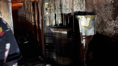 Karacasu ilçesinde bir evde meydana gelen yangın sırasında üç kişi