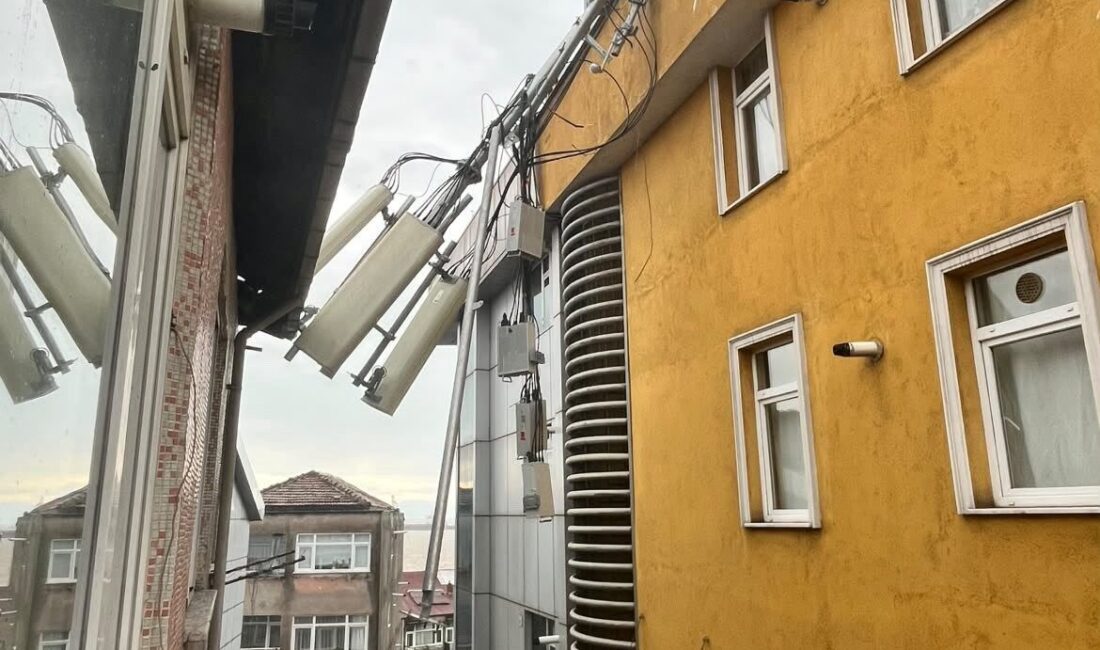 Kuvvetli bir rüzgarın etkisiyle, Zonguldak’ın Karadeniz Ereğli ilçesinde bulunan bir
