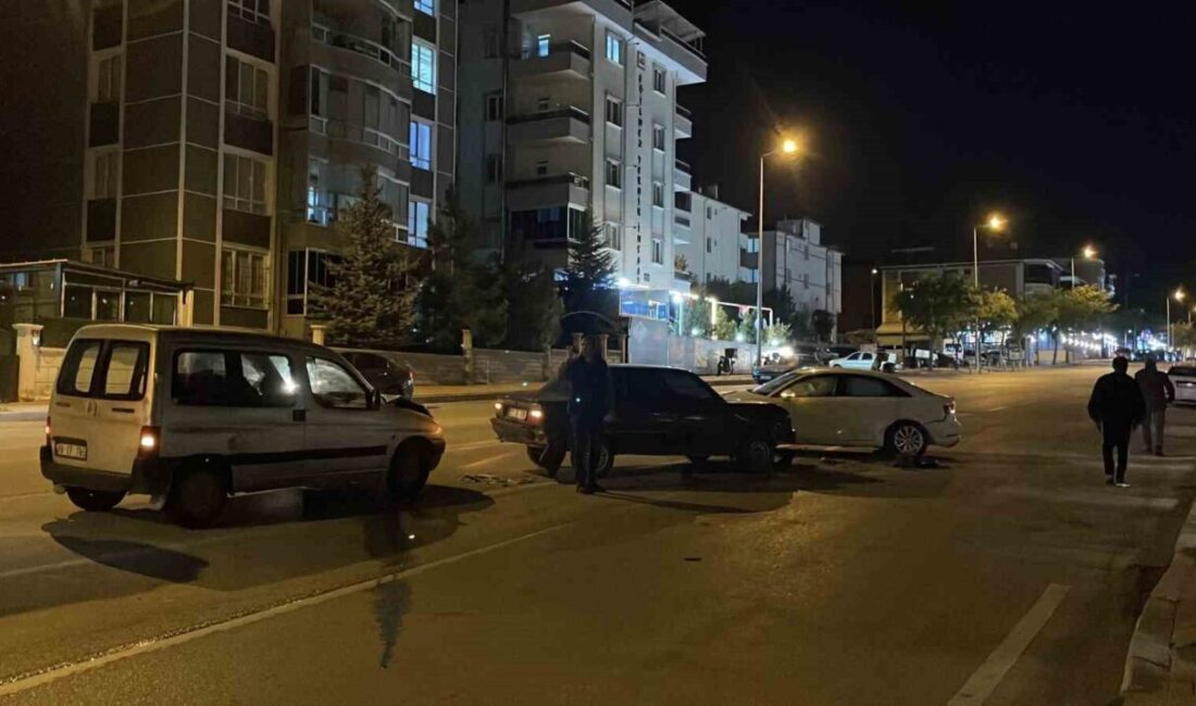 Karaman ilinde meydana gelen trafik kazasında, önce iki otomobil çarpıştı.