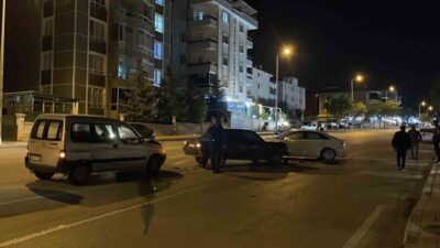 Karaman ilinde meydana gelen trafik kazasında, önce iki otomobil çarpıştı.