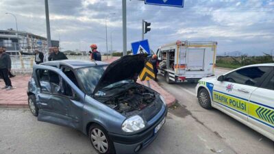 Karaman ilinde otomobil ile kamyonetin çarpışması sonucu meydana gelen trafik
